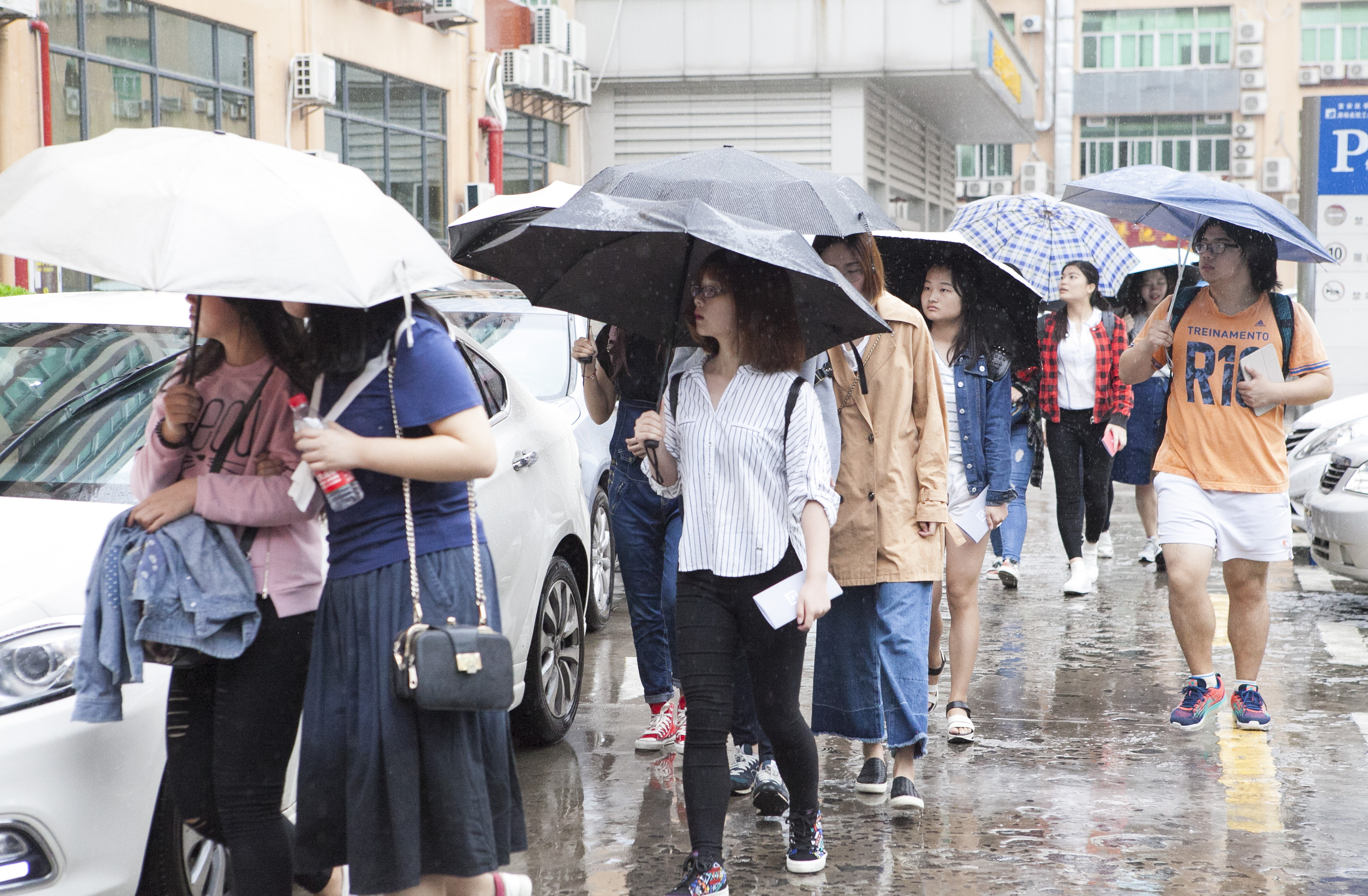 傾盆大雨中師生與紅瓜子傳媒的零距離接觸 