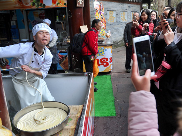 視頻制作讓拉面館爆紅20天，游客“五碗不過崗”